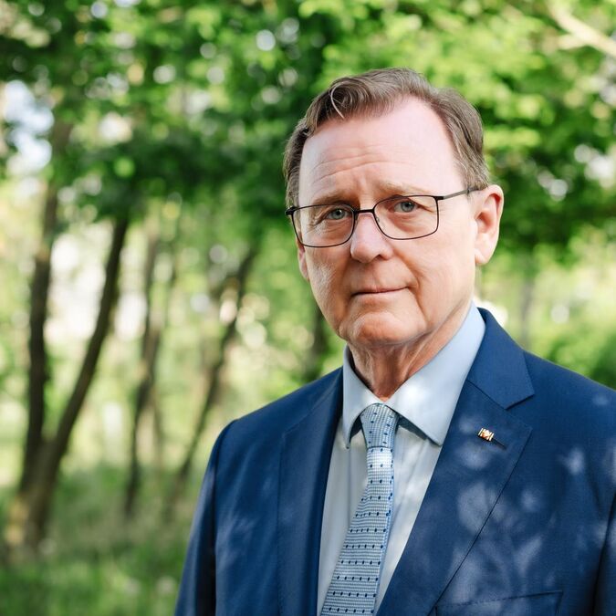 Bodo Ramelow - Ministerpräsident a.D. des Freistaats Thüringen / Foto: DiG/Plus GmbH, Jannis Schulze Portrait von Bodo Ramelow, welcher vor einem grünen Wald steht